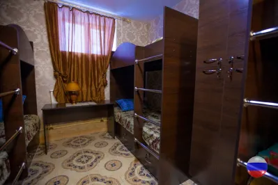 Уютные спальные места в хостеле со шкафчиками для одежды